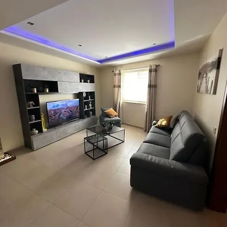 Modern 3 Bedroom With 2 Car Garage Apartament
