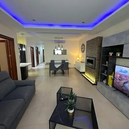 Apartament Modern 3 Bedroom With 2 Car Garage *