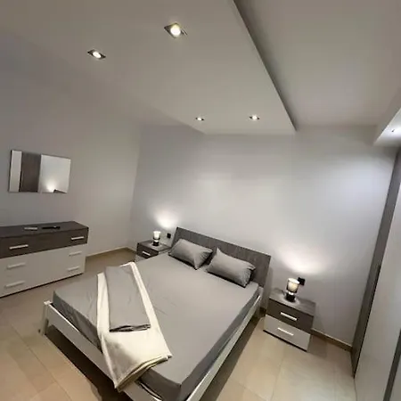 Modern 3 Bedroom With 2 Car Garage Apartament