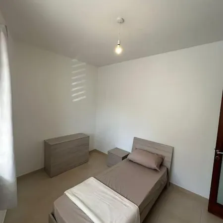 Modern 3 Bedroom With 2 Car Garage *