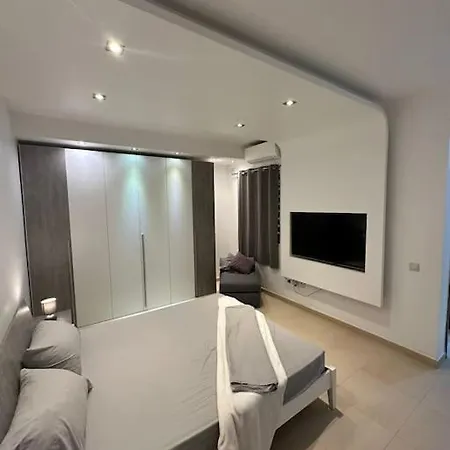Modern 3 Bedroom With 2 Car Garage *