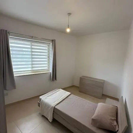 Modern 3 Bedroom With 2 Car Garage Apartamento *