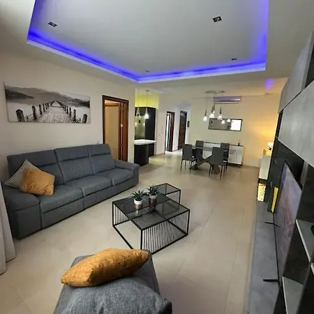 Modern 3 Bedroom With 2 Car Garage Apartman