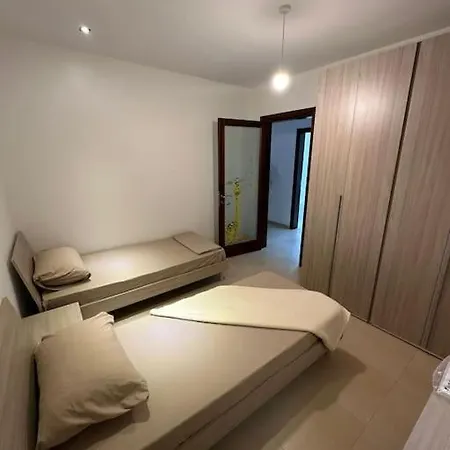 Modern 3 Bedroom With 2 Car Garage Apartman *