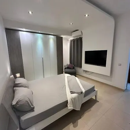 Modern 3 Bedroom With 2 Car Garage