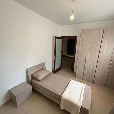 Modern 3 Bedroom With 2 Car Garage Apartman